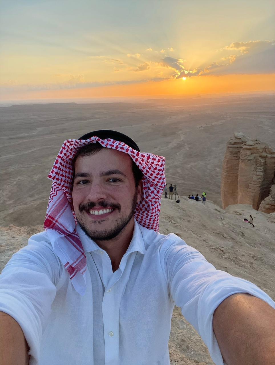 Gabriel Zanette assistindo ao pôr do sol em Edge of the World, Arábia Saudita